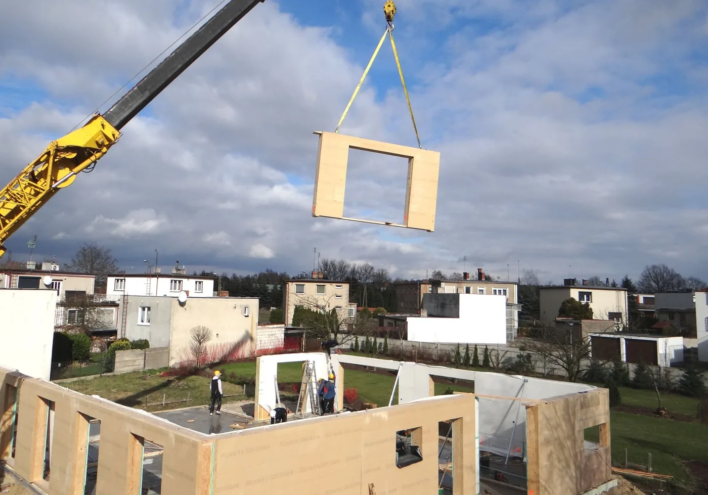 Pose d’un panneau d’ossature bois à la grue