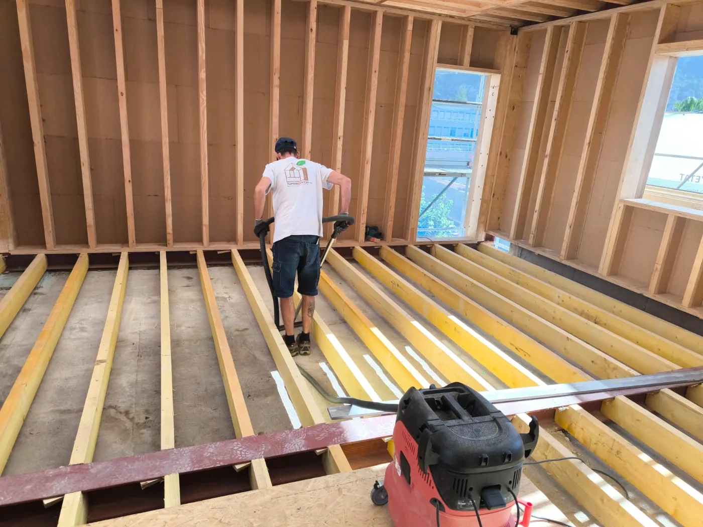 Plancher en bois en cours de montage