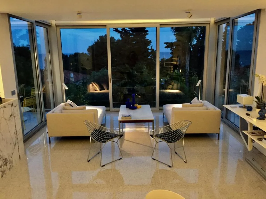Salon au crépuscule, ambiance chaleureuse