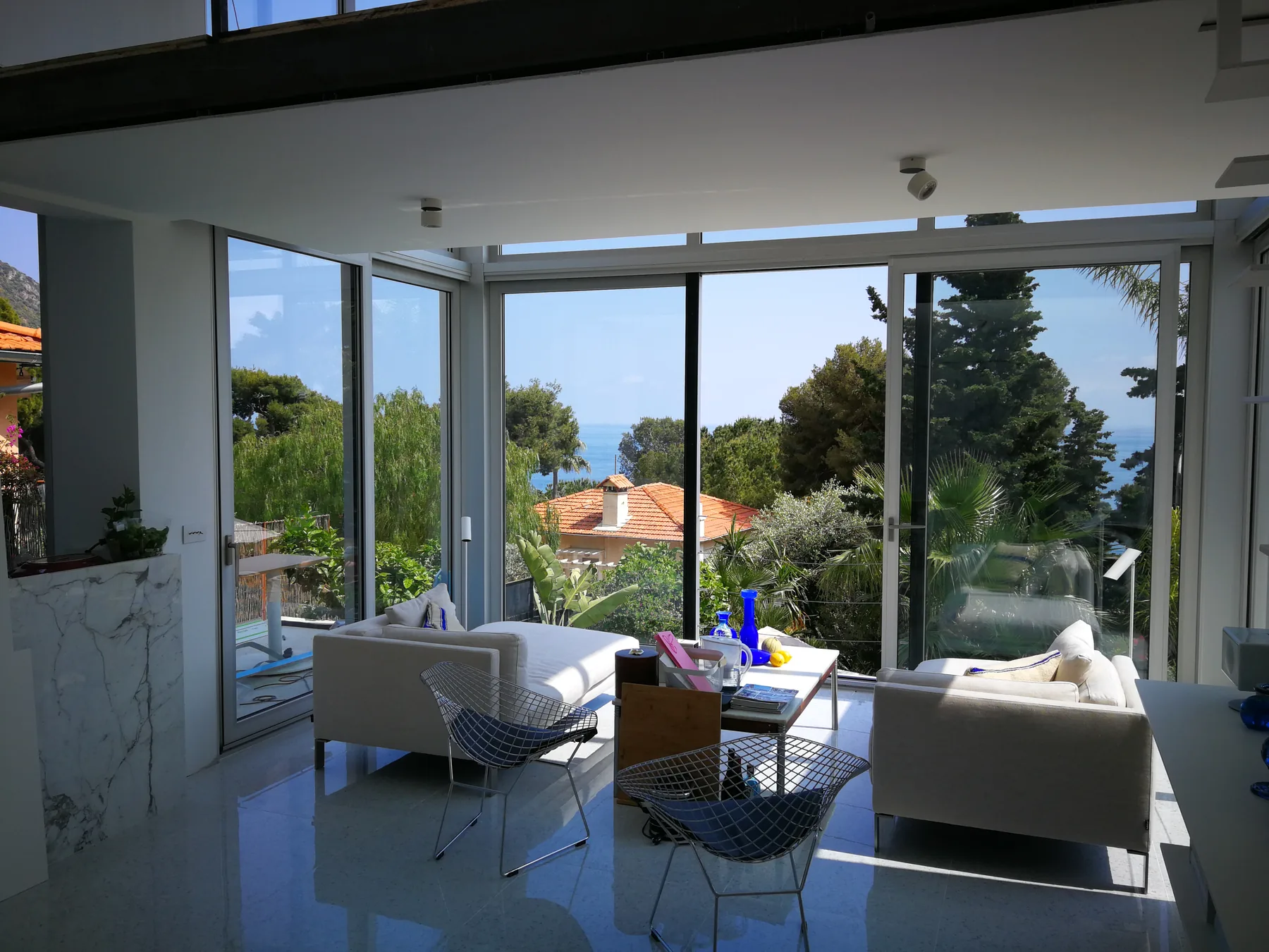 Salon avec vue mer, surélévation à Èze