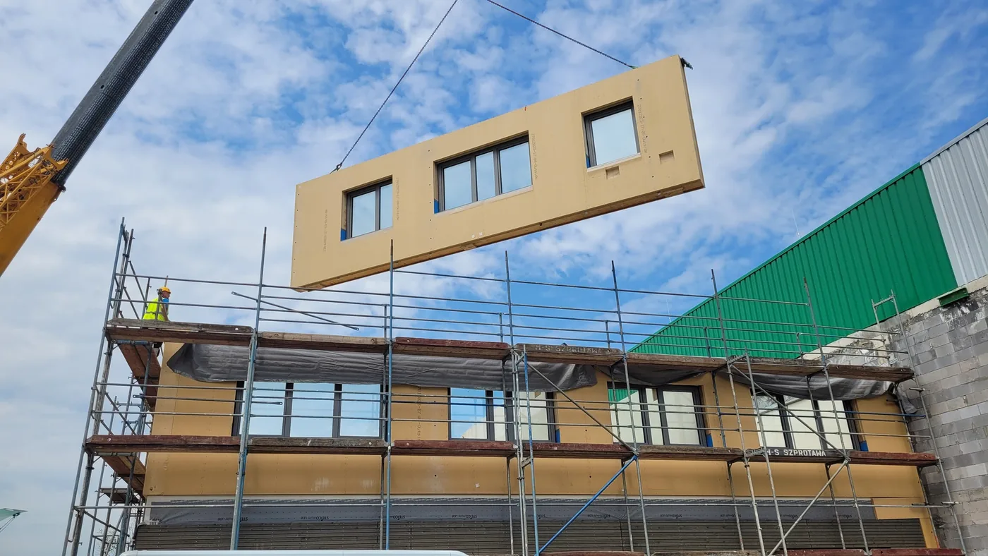 Préfabrication d’un panneau à ossature bois levé à la grue