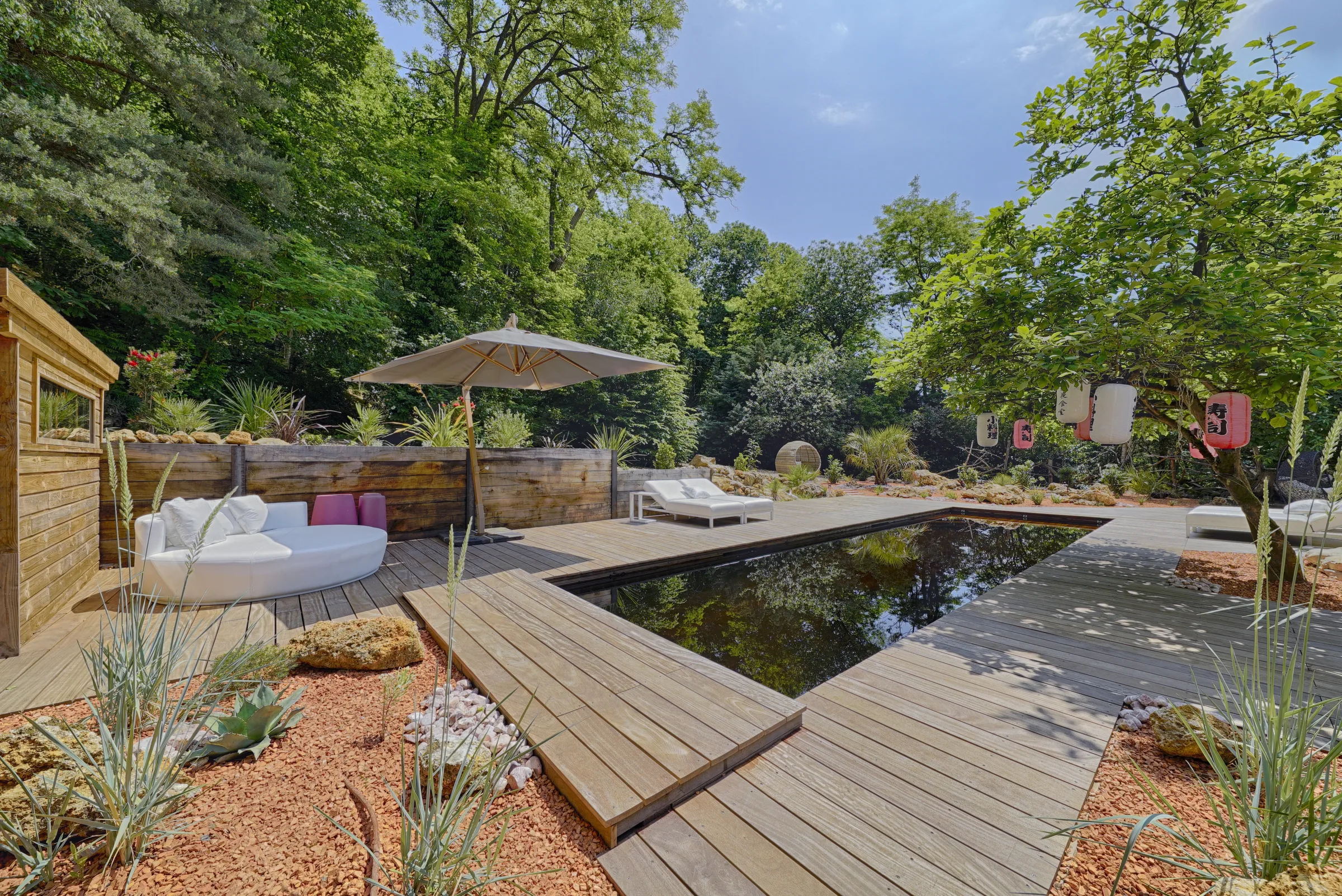 Piscine naturelle en bois avec terrasse minérale