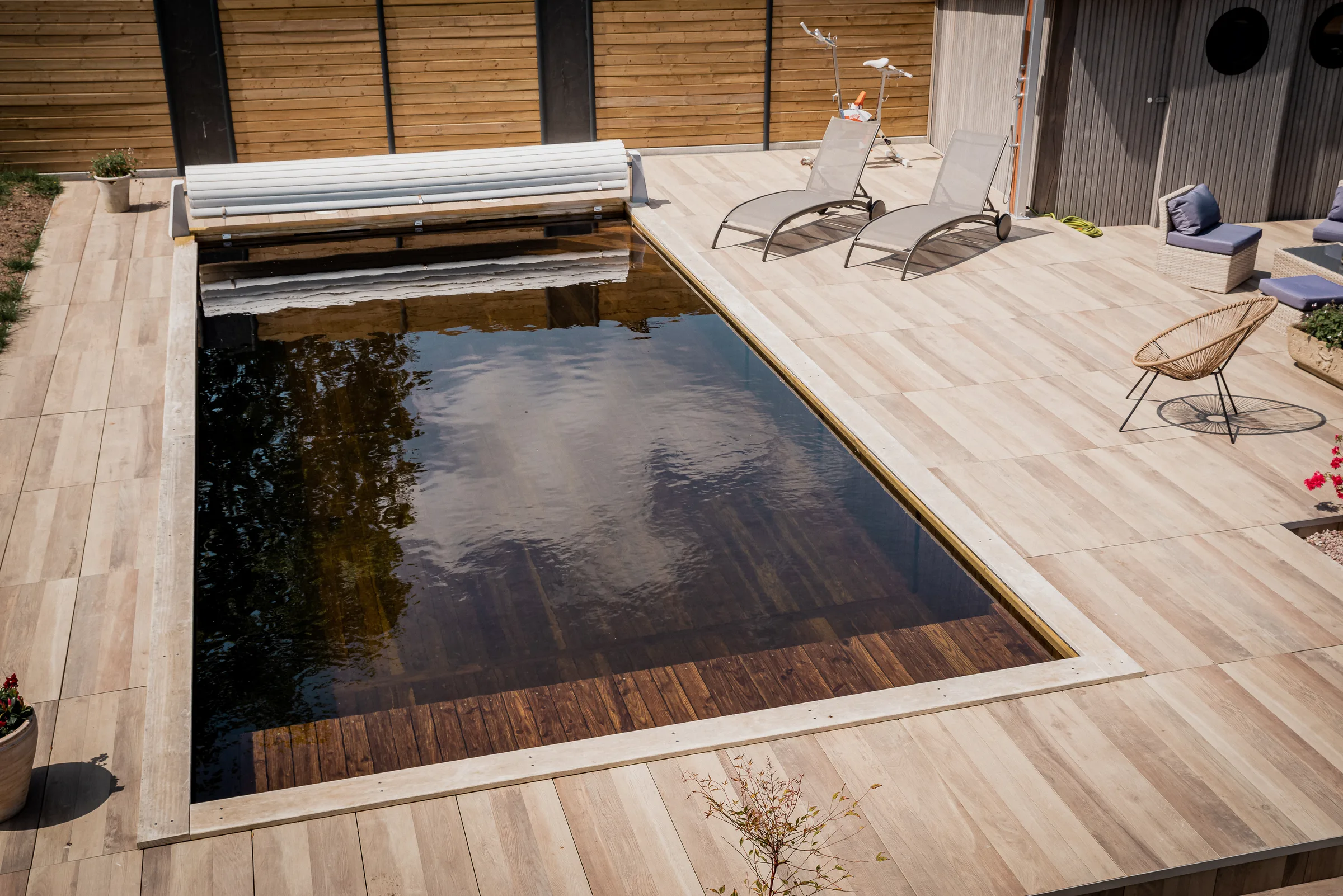 Piscine en bois immergé avec finitions haut de gamme