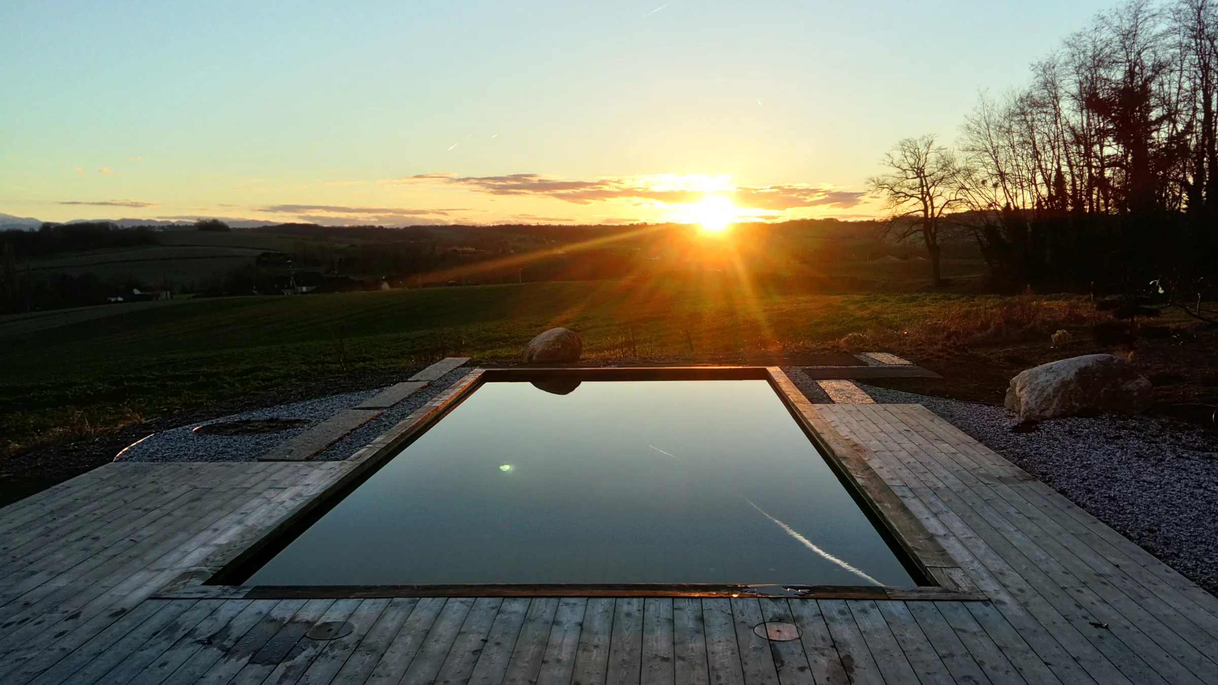 Piscine naturelle au coucher du soleil