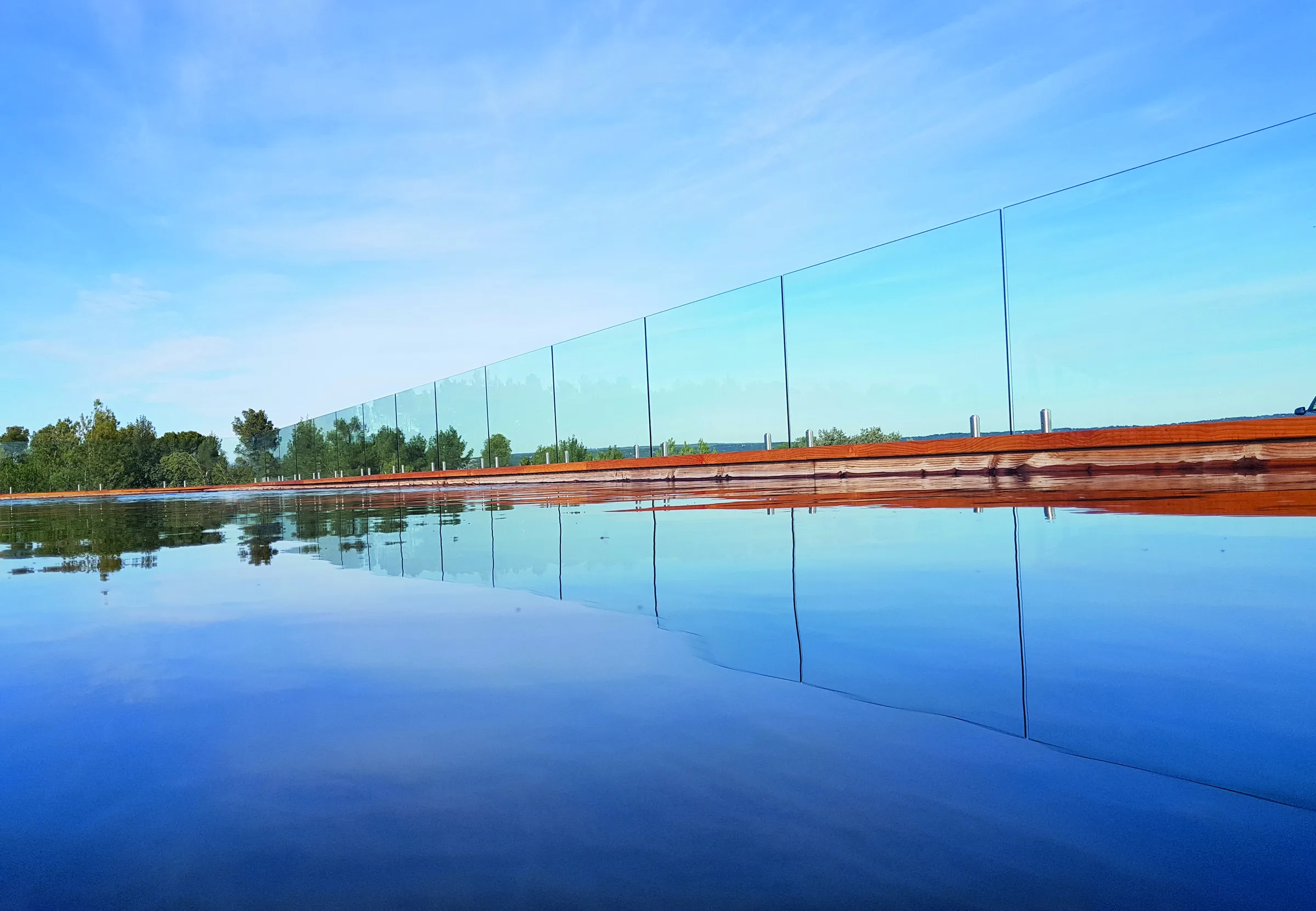 Piscine naturelle miroir avec vue dégagée