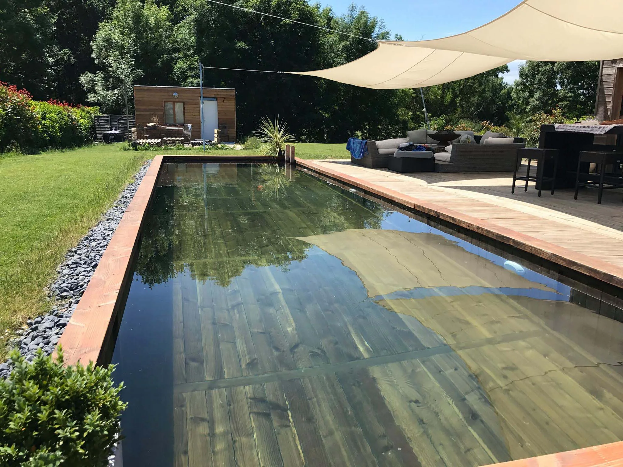 Piscine écologique sous toile d'ombrage